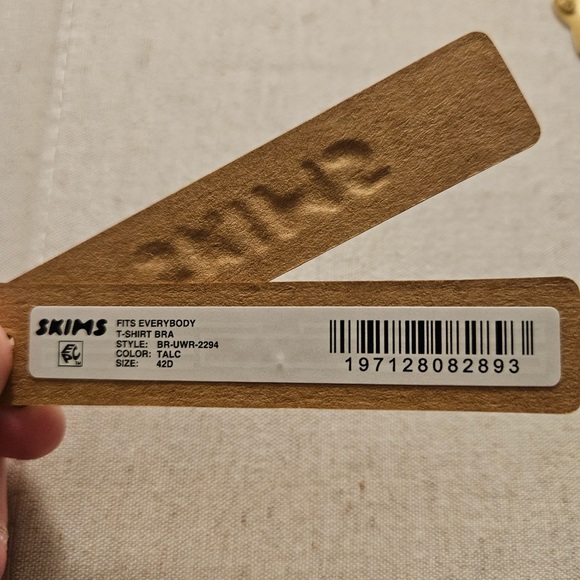 SKIMS Fits Everybody T-Shirt Bra - Talc - Picture 3 of 7